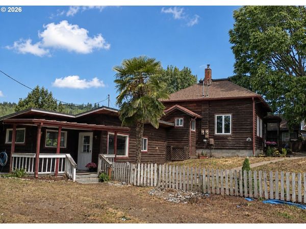 146 1ST ST, Myrtle Point, OR 97458