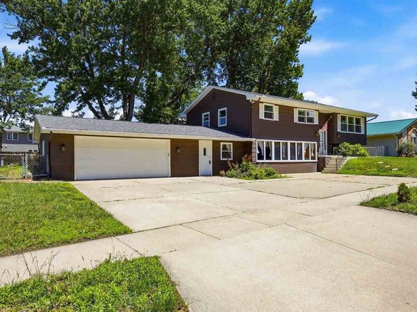 502 NE Crimson Dr, Cedar Rapids, IA 52402