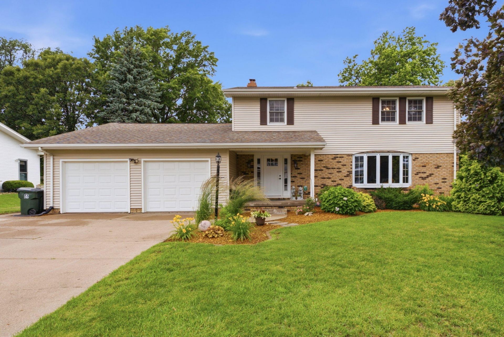 2110 W Bay Dr, Muscatine, IA 52761 Main Photo