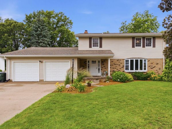2110 W BAY DR, Muscatine, IA 52761