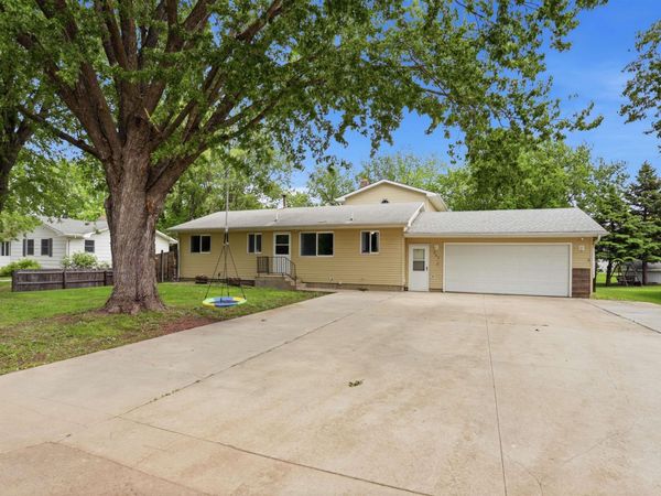 704 S Albert St, Freeman, SD 57029