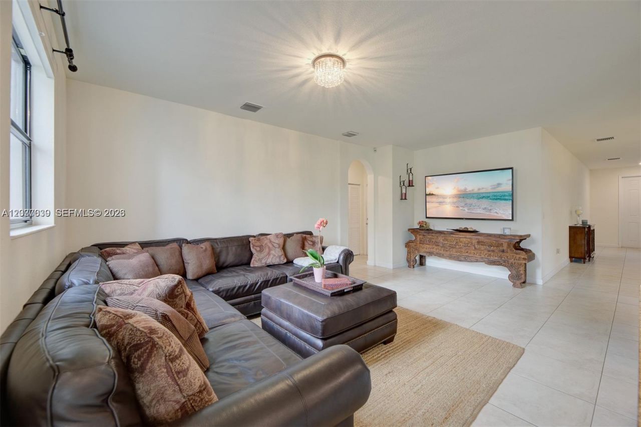 9260 W 35th Ln, Unit N/A, Hialeah, FL 33018 Photo