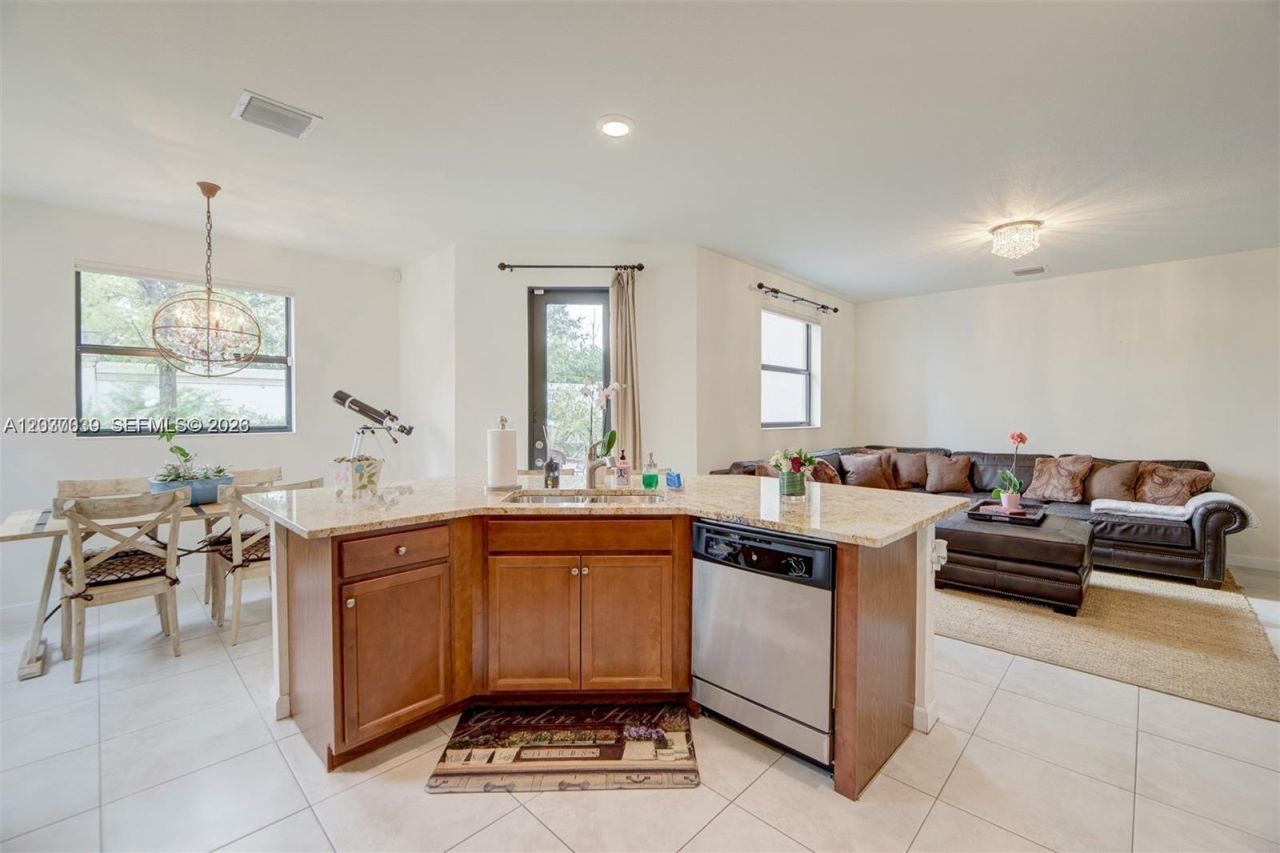 9260 W 35th Ln, Unit N/A, Hialeah, FL 33018 Photo