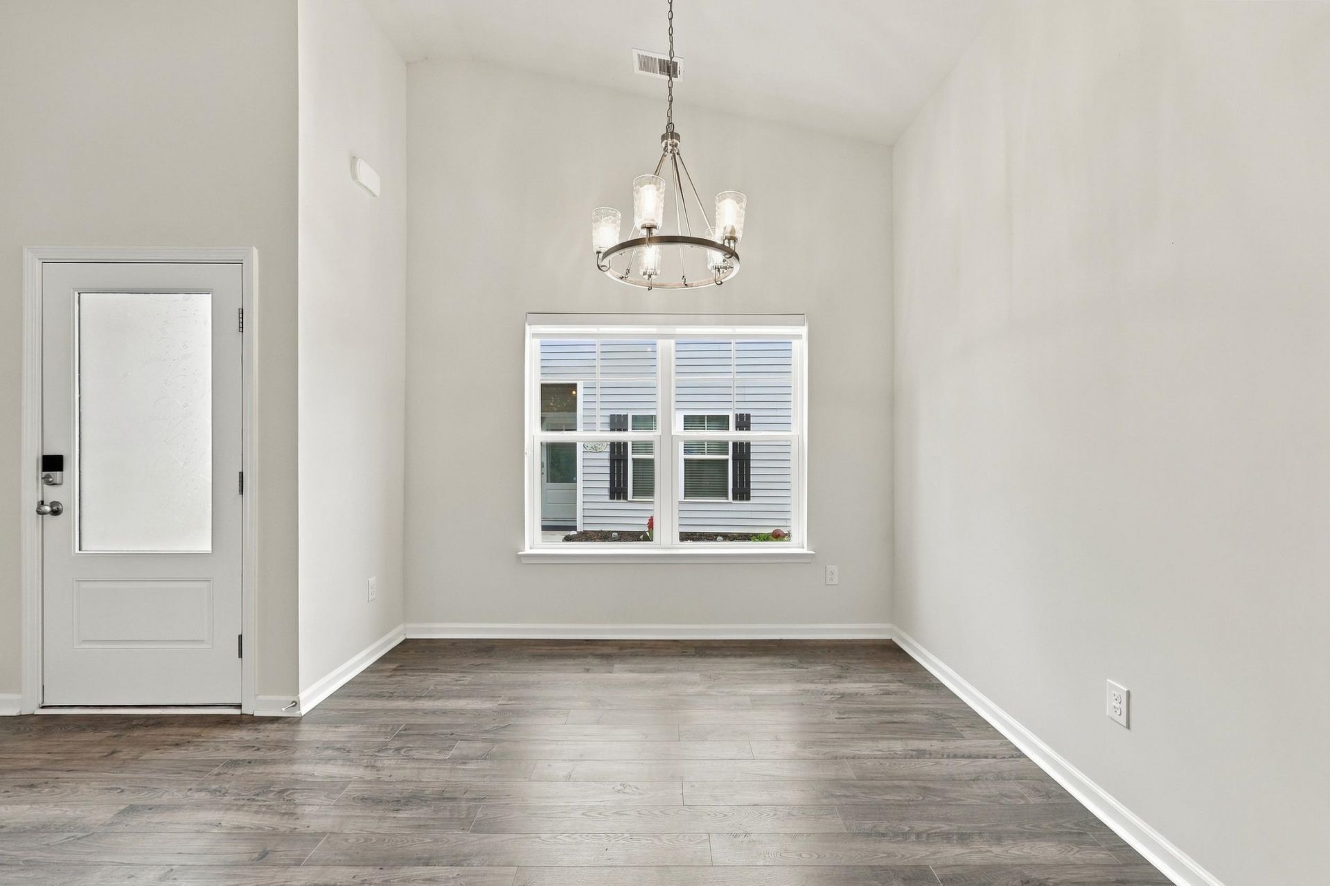 323 Logan St. Photo 10