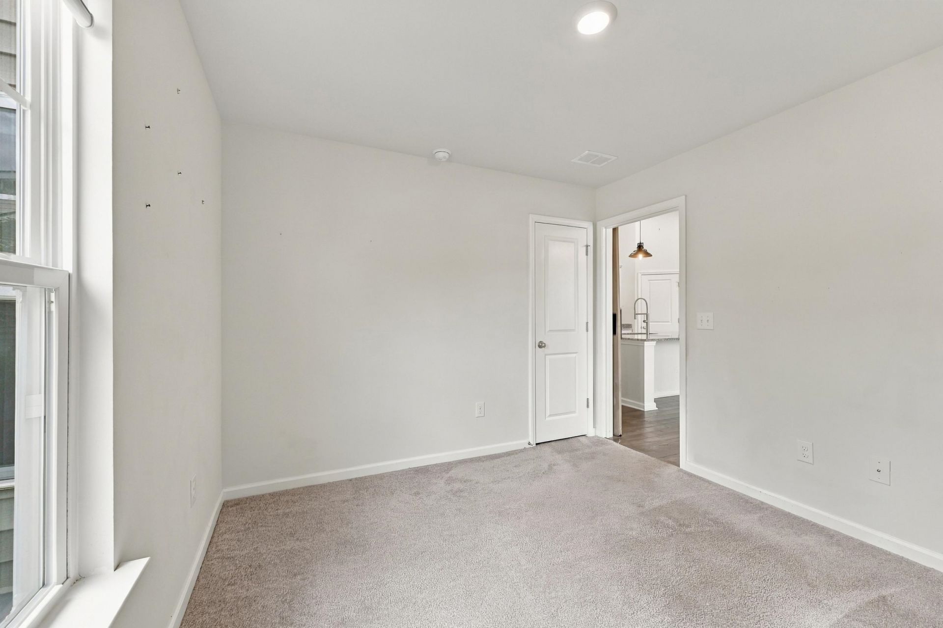 323 Logan St. Photo 13