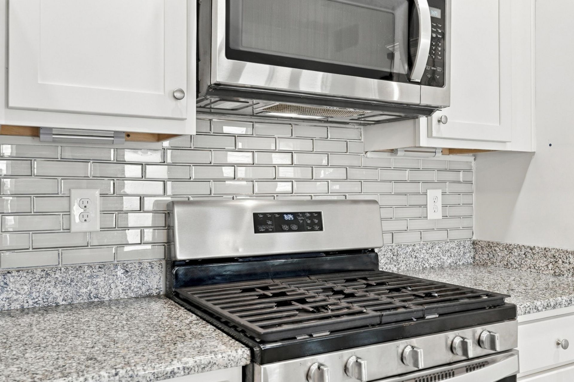 323 Logan St. Photo 4