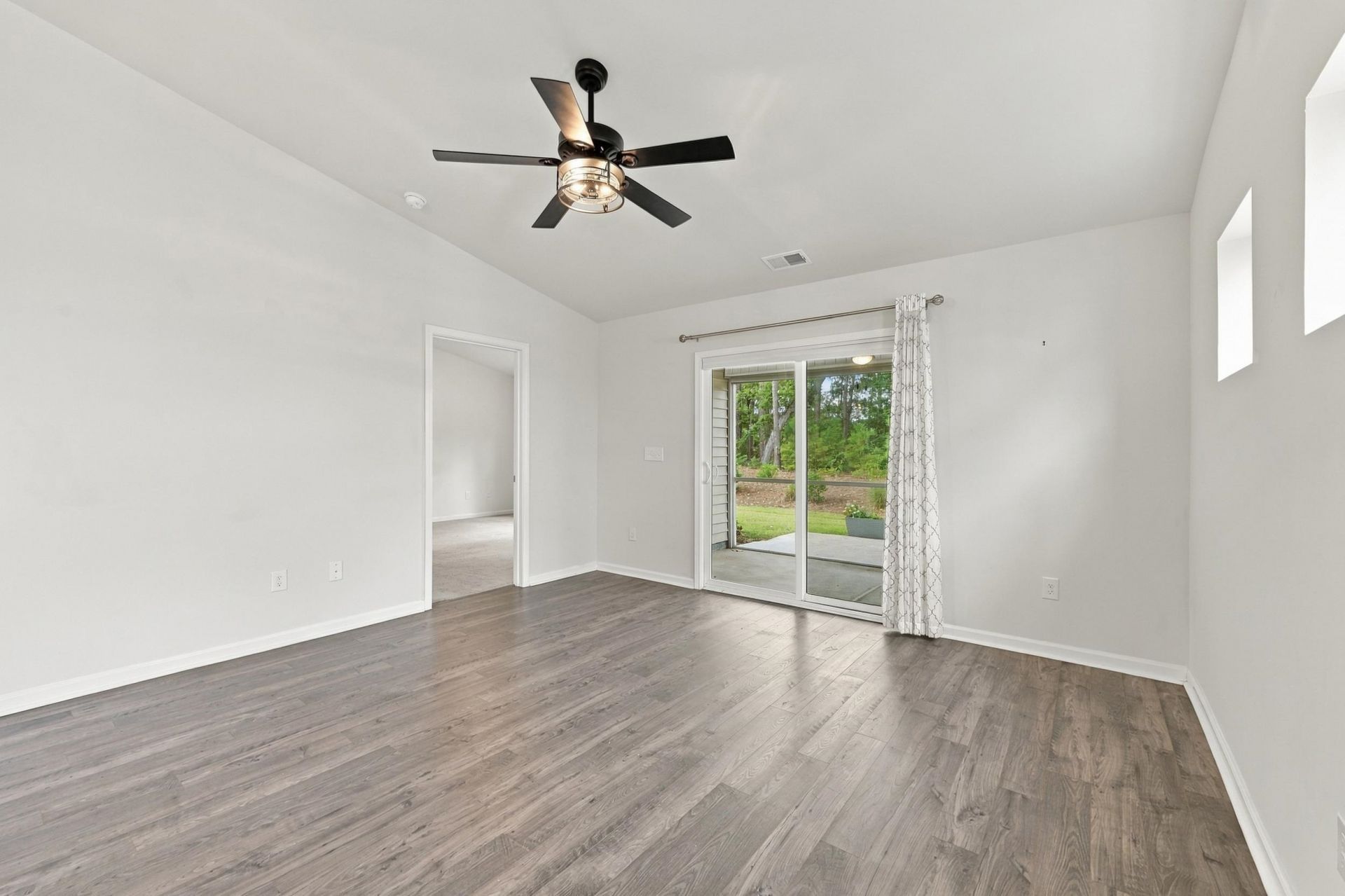 323 Logan St. Photo 6