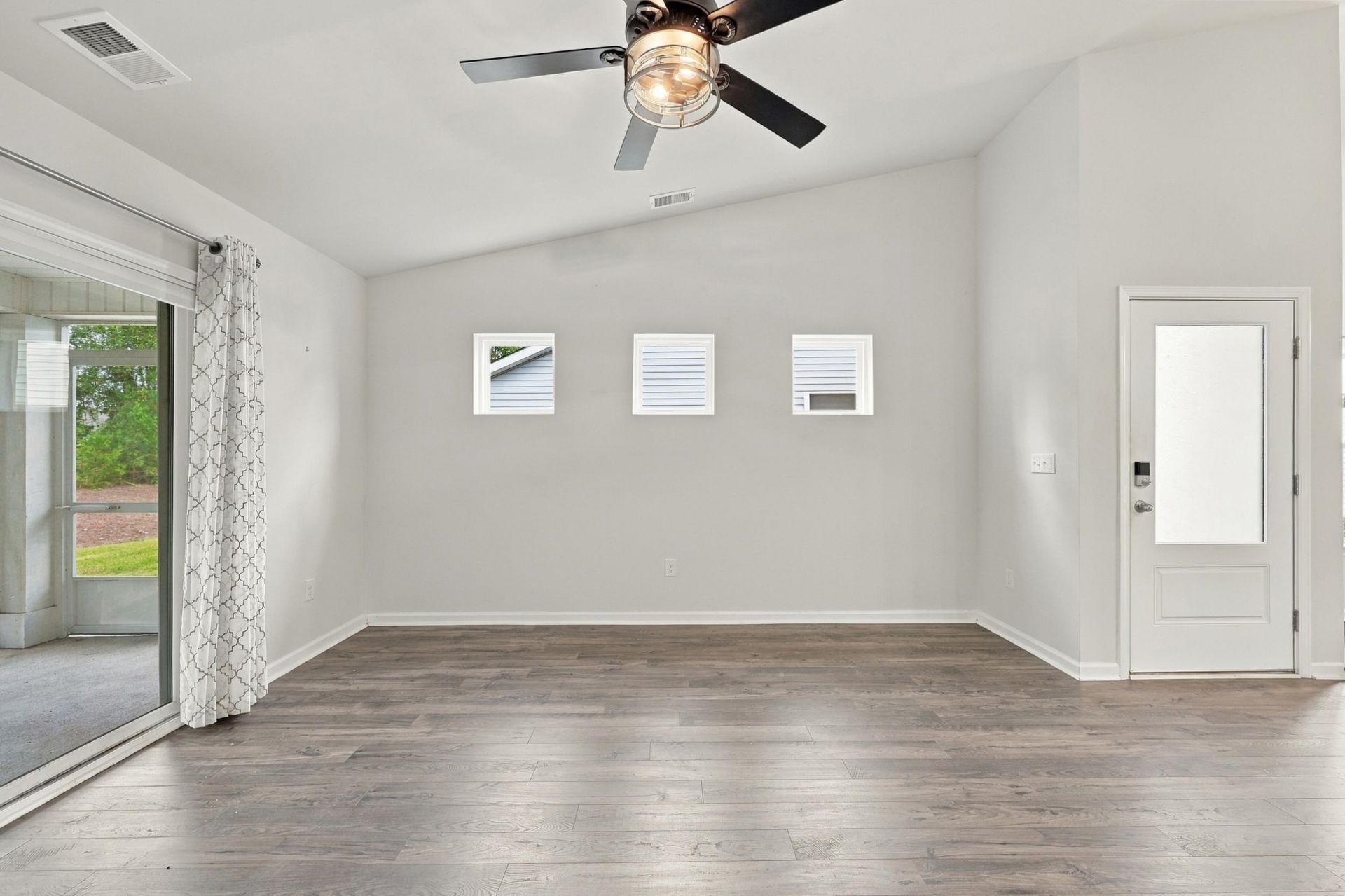 323 Logan St. Photo 8