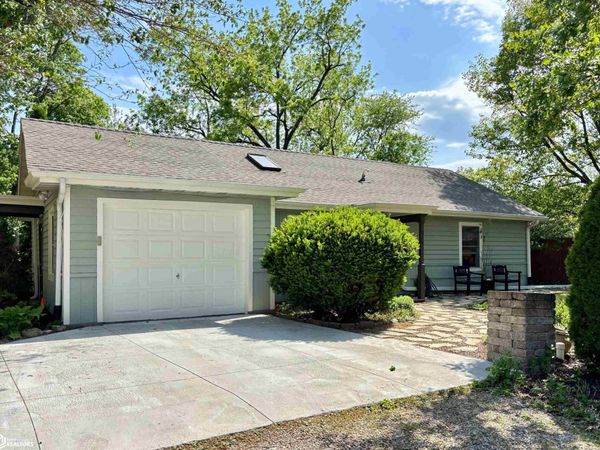 916 South Main Place, Fairfield, IA 52556