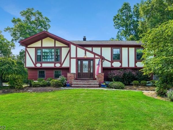 30 Tanglewood Dr, East Hanover, NJ 07936