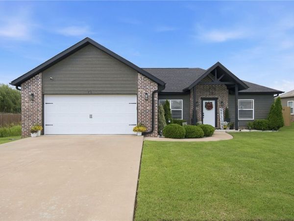 703 W Teri Drive , Siloam Springs, AR 72761