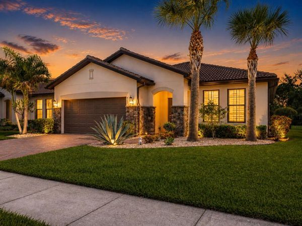 827 SE Villandry Way, Port St. Lucie, FL 34984
