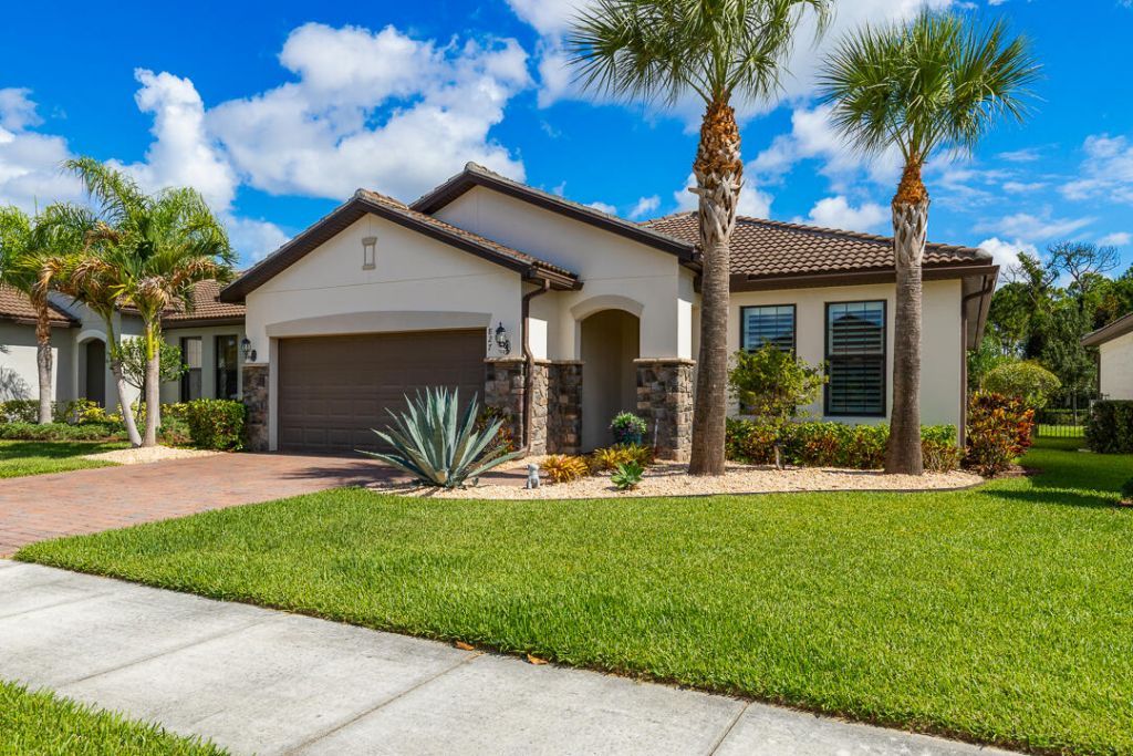 827 SE Villandry Way, Port Saint Lucie, FL 34984 Photo