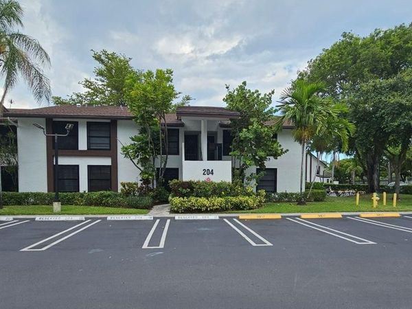 204 Lake Pointe Drive, Unit 107, Oakland Park, FL 33309