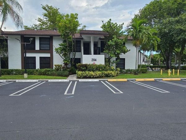 204 Lake Pointe Drive, Unit 107, Oakland Park, FL 33309