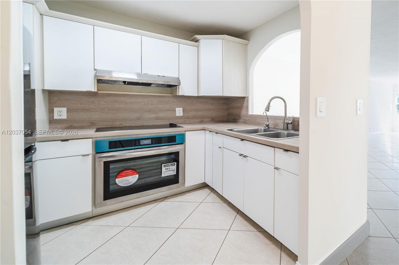 2555 NE 11th St , Unit 310, Fort Lauderdale, FL 33304 Photo