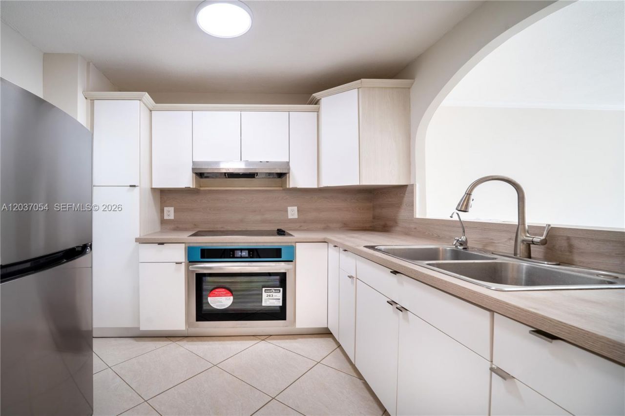 2555 NE 11th St , Unit 310, Fort Lauderdale, FL 33304 Photo