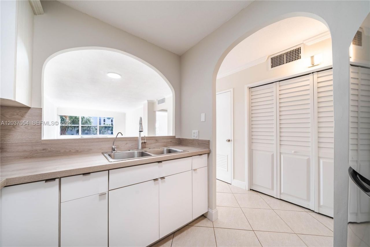 2555 NE 11th St , Unit 310, Fort Lauderdale, FL 33304 Photo