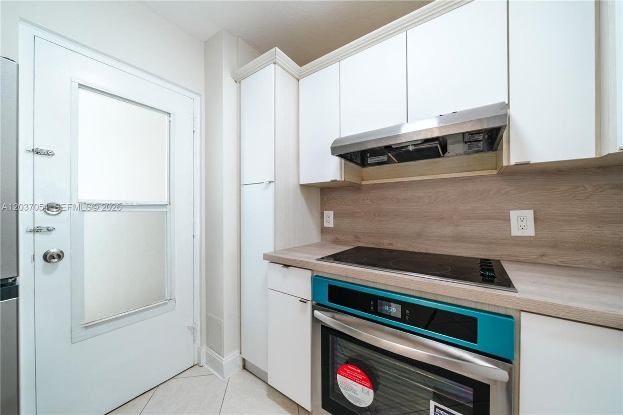 2555 NE 11th St , Unit 310, Fort Lauderdale, FL 33304 Photo