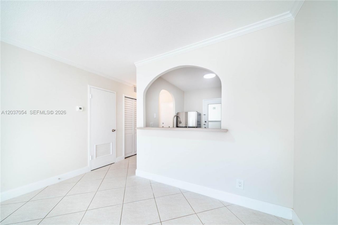 2555 NE 11th St , Unit 310, Fort Lauderdale, FL 33304 Photo