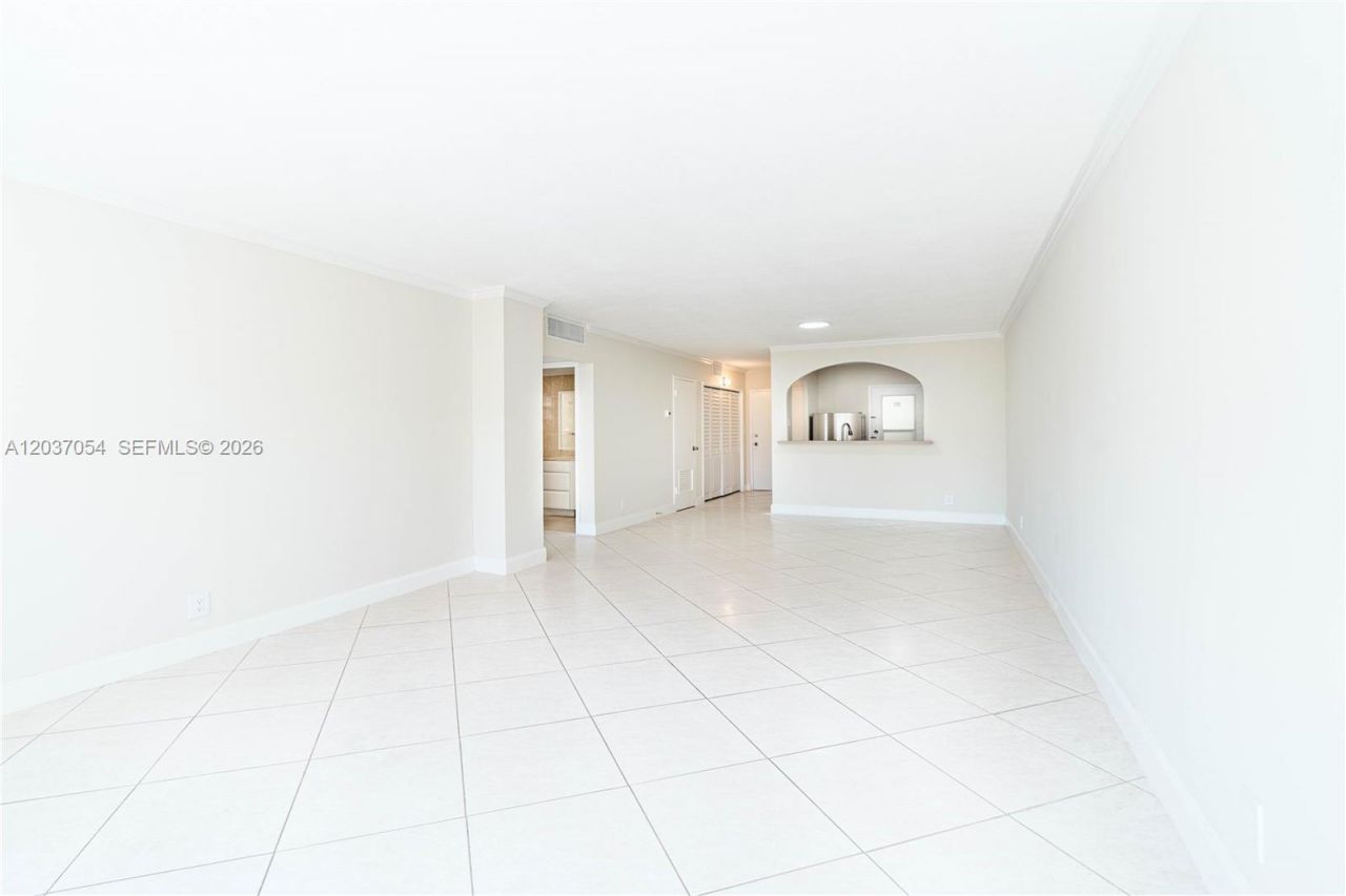 2555 NE 11th St , Unit 310, Fort Lauderdale, FL 33304 Photo