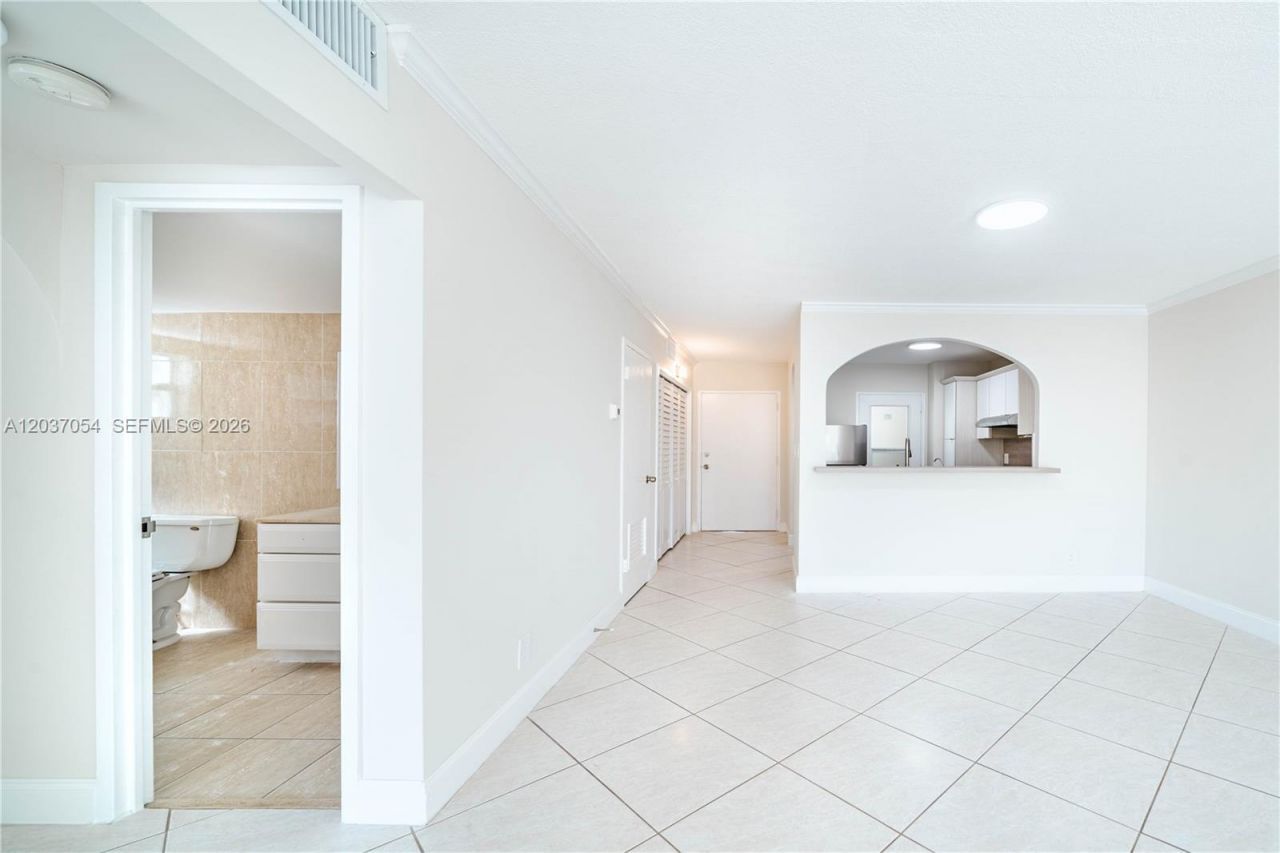 2555 NE 11th St , Unit 310, Fort Lauderdale, FL 33304 Photo