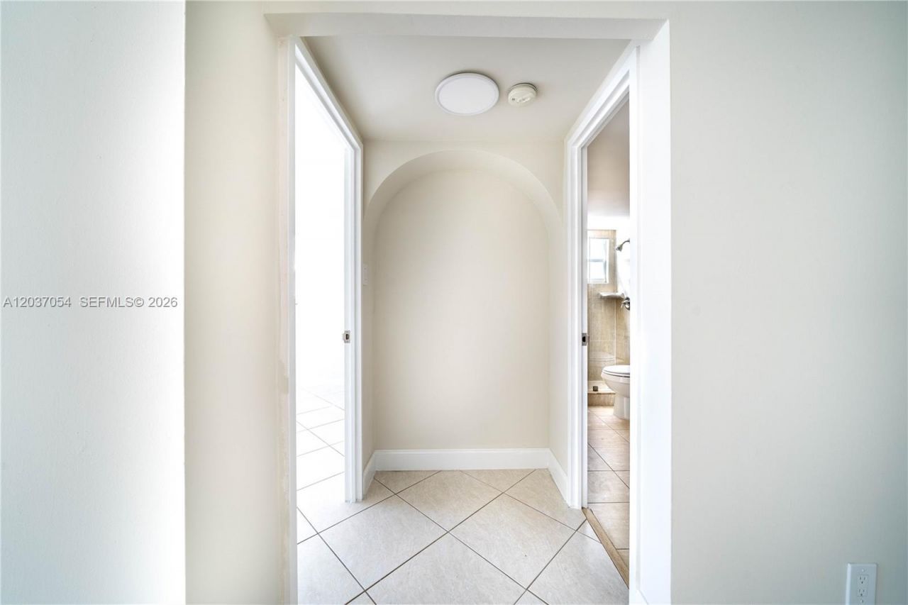 2555 NE 11th St , Unit 310, Fort Lauderdale, FL 33304 Photo