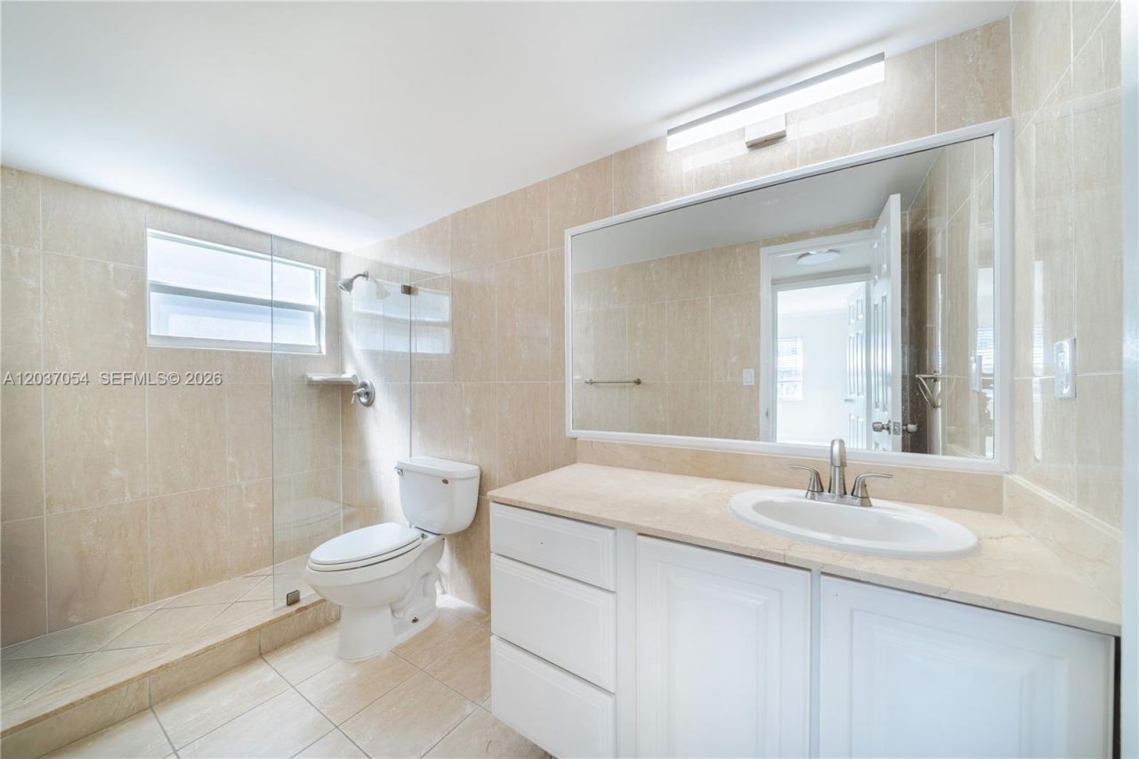 2555 NE 11th St , Unit 310, Fort Lauderdale, FL 33304 Photo