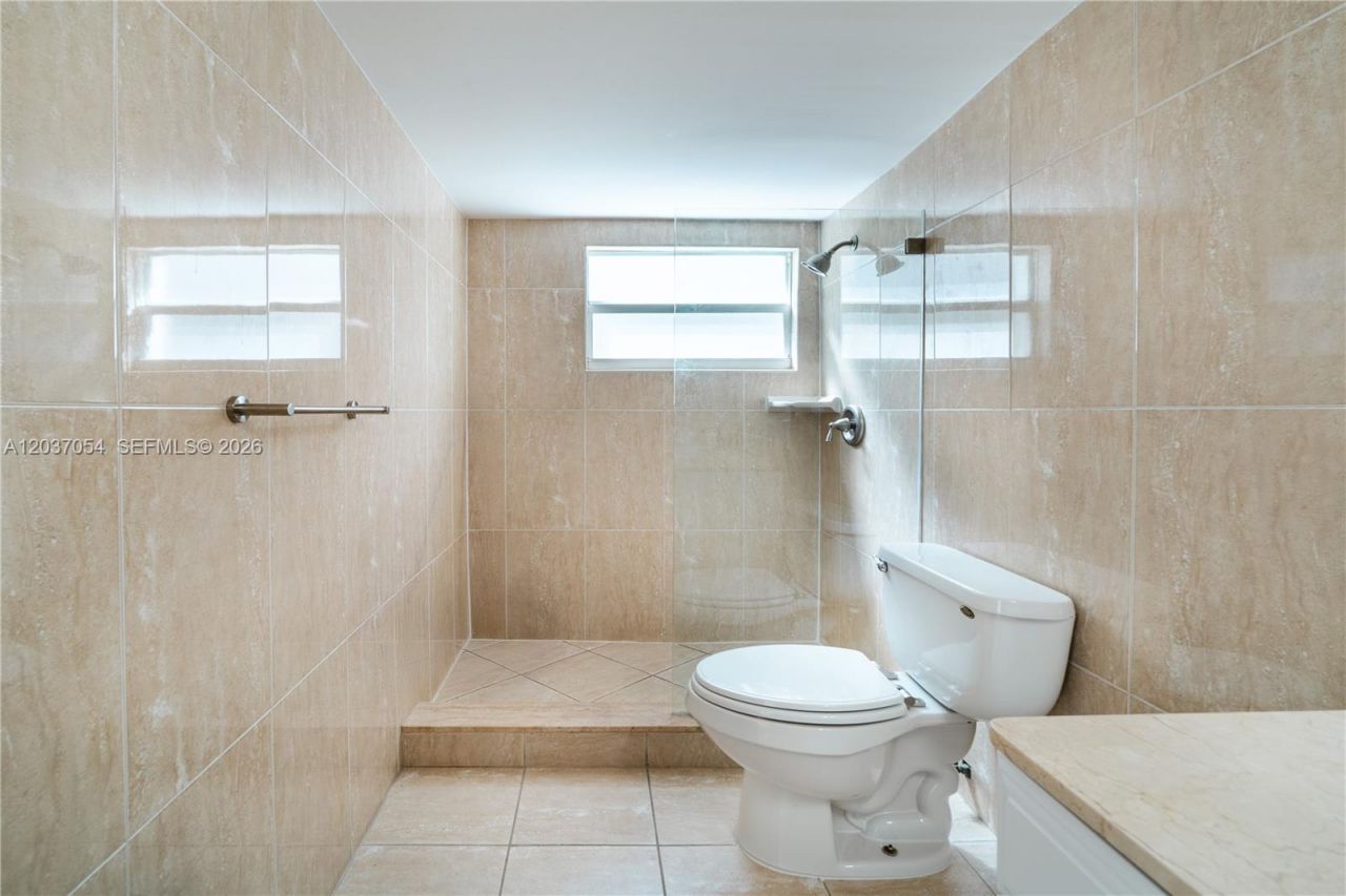 2555 NE 11th St , Unit 310, Fort Lauderdale, FL 33304 Photo
