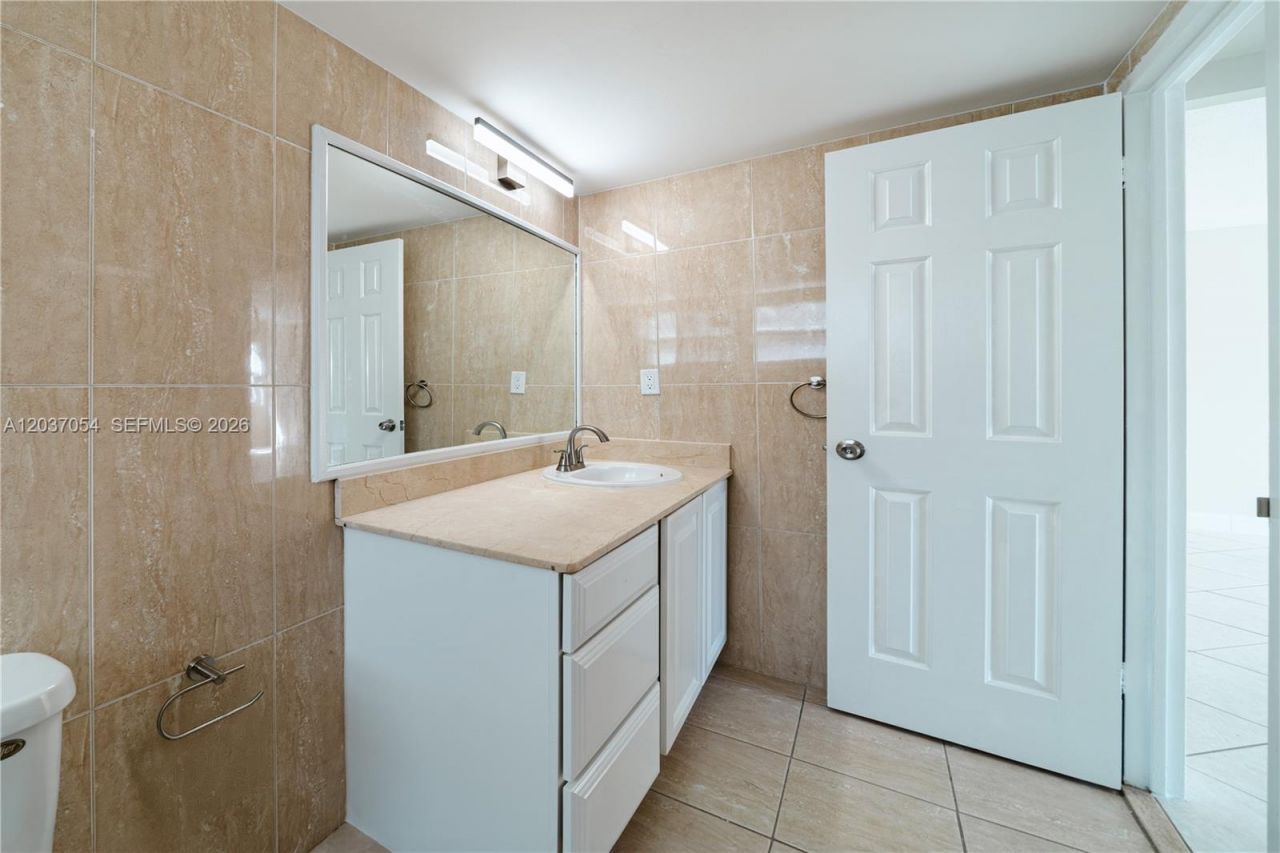 2555 NE 11th St , Unit 310, Fort Lauderdale, FL 33304 Photo