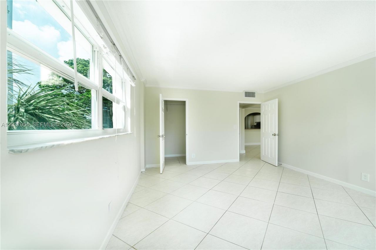 2555 NE 11th St , Unit 310, Fort Lauderdale, FL 33304 Photo