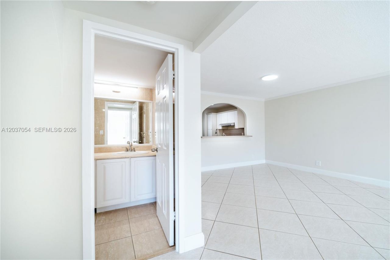 2555 NE 11th St , Unit 310, Fort Lauderdale, FL 33304 Photo