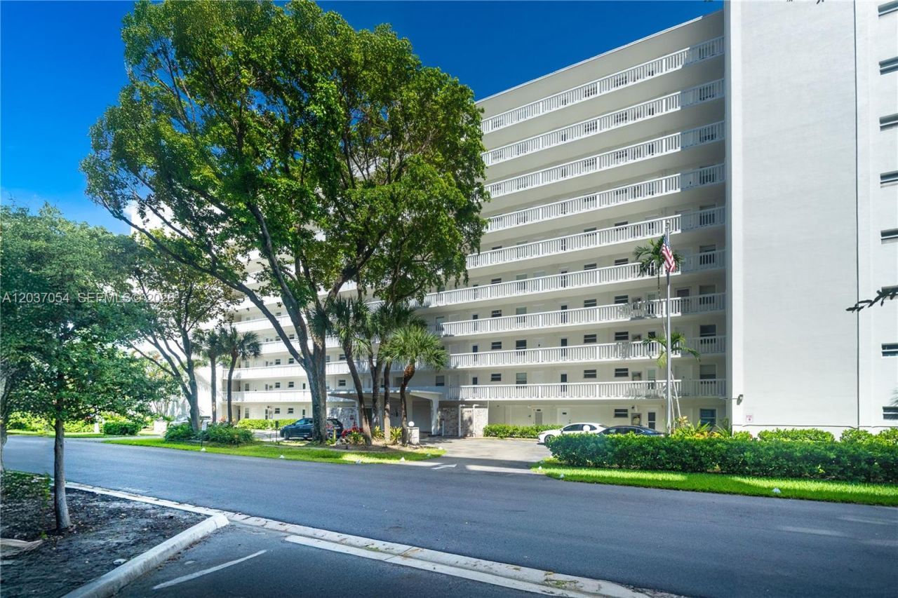 2555 NE 11th St , Unit 310, Fort Lauderdale, FL 33304 Photo