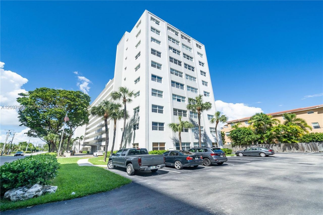 2555 NE 11th St , Unit 310, Fort Lauderdale, FL 33304 Photo