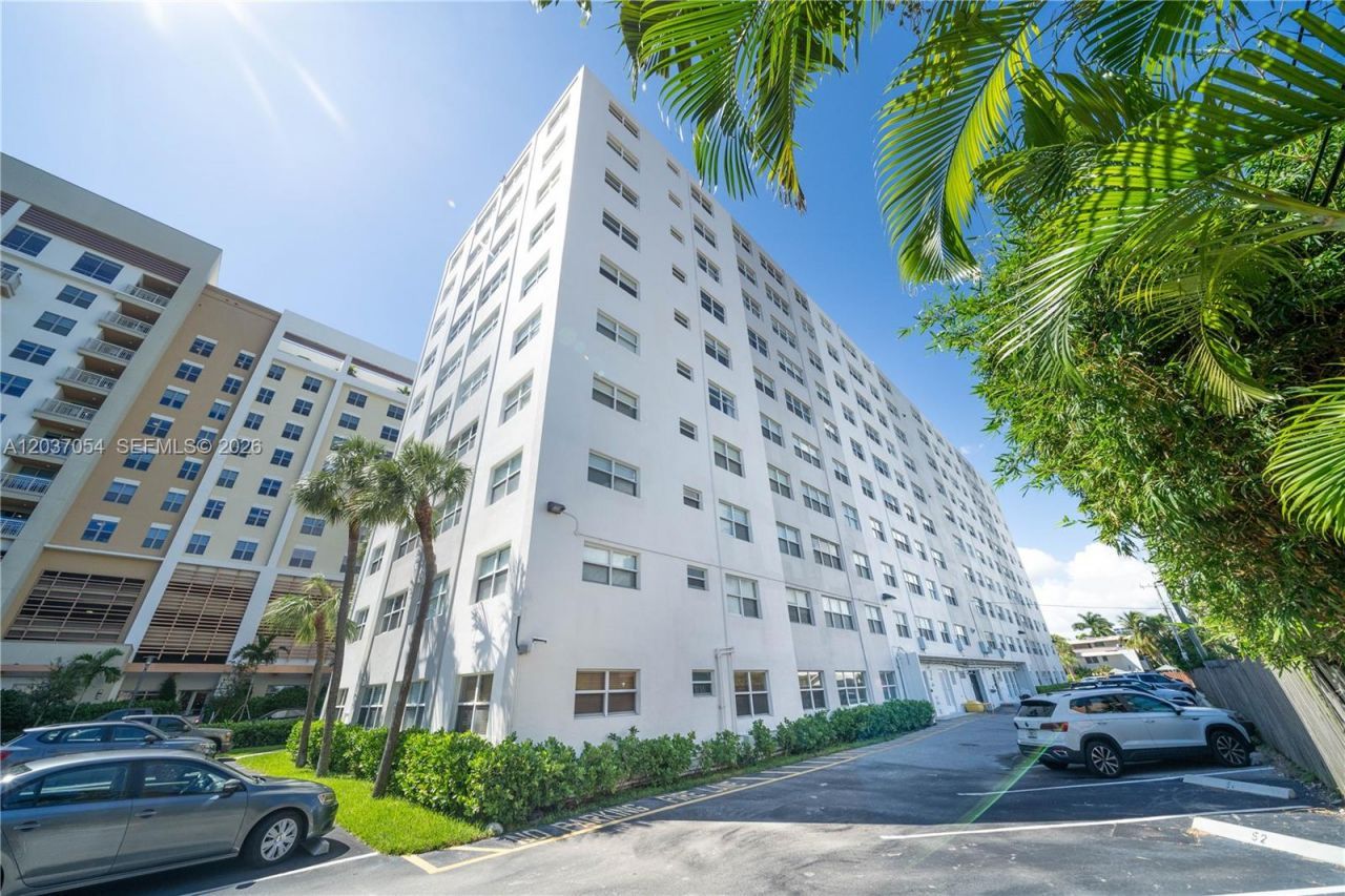 2555 NE 11th St , Unit 310, Fort Lauderdale, FL 33304 Photo