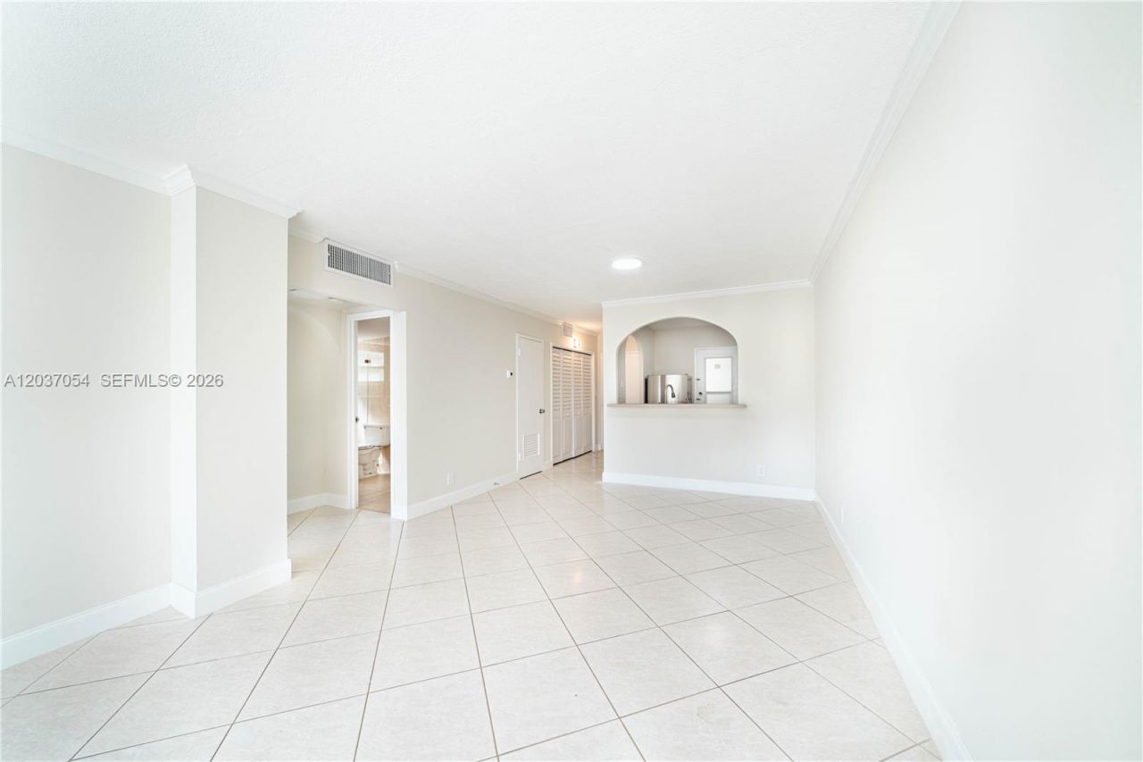 2555 NE 11th St , Unit 310, Fort Lauderdale, FL 33304 Photo