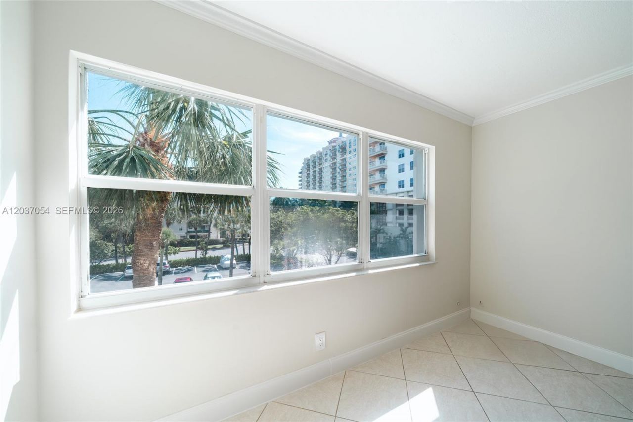 2555 NE 11th St , Unit 310, Fort Lauderdale, FL 33304 Photo