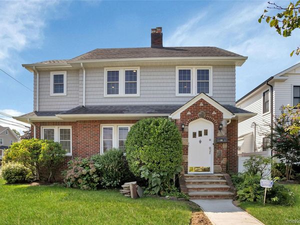 92 Hillside Avenue , Manhasset, NY 11030