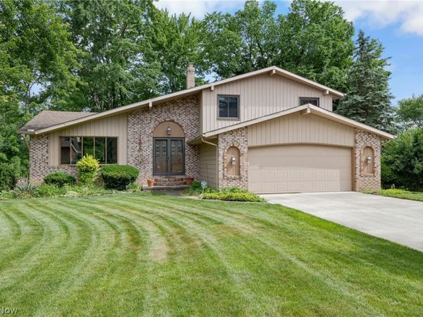 14826 Stone Creek Oval , Strongsville, OH 44136