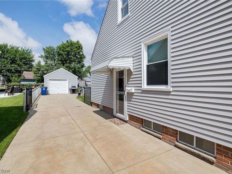 4576 Bentwood Drive , Cleveland, OH 44144 Photo 3