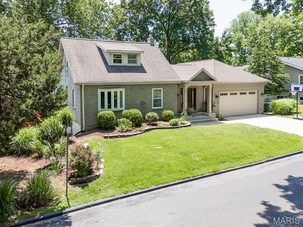 890 Warwick Lane , Glendale, MO 63122