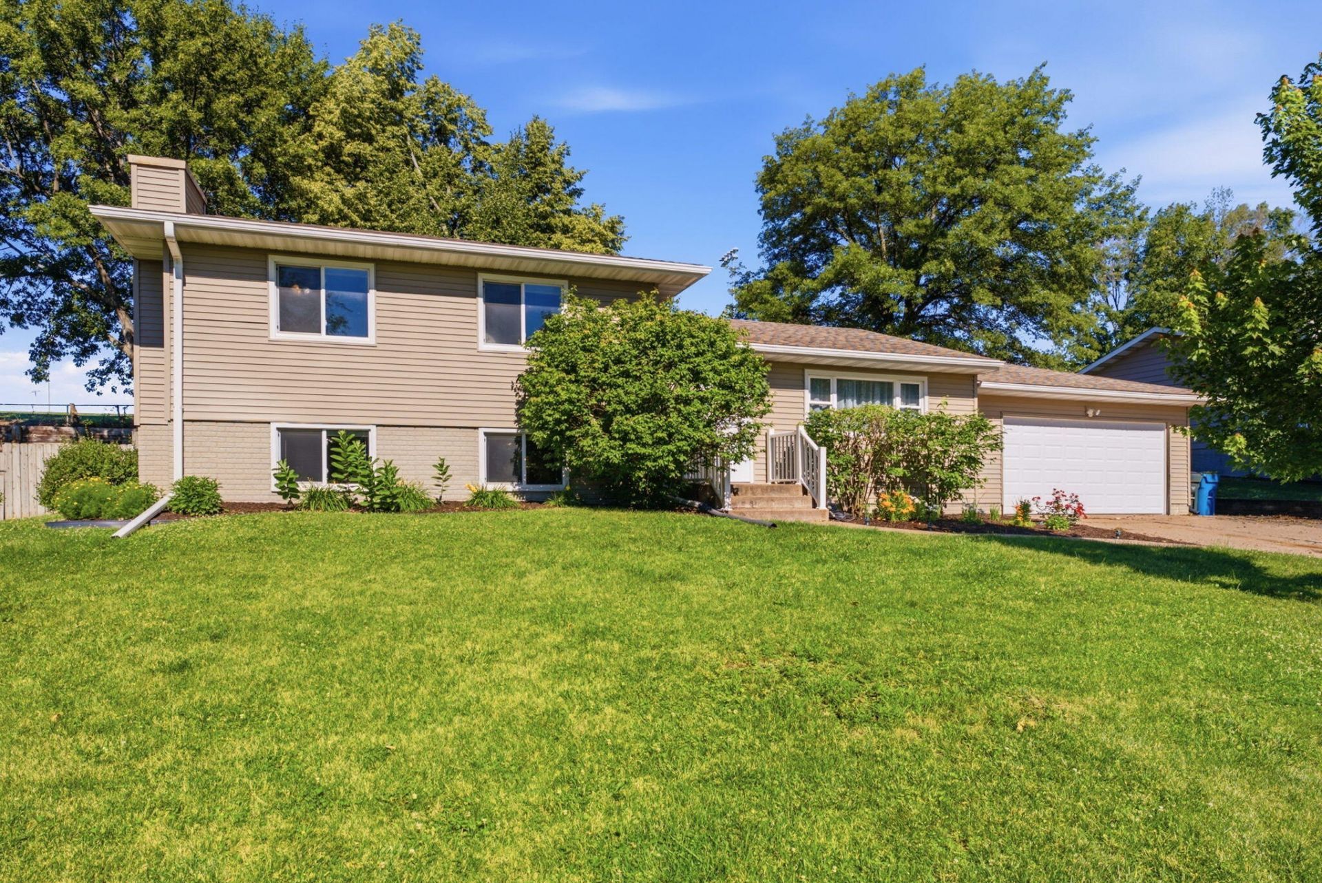 2602 Imperial Oaks, Muscatine, IA 52761 Main Photo