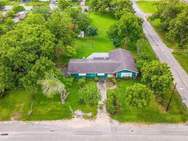 401 Kerr Street , Edna, TX 77957