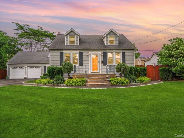 19 Roy Avenue , West Islip, NY 11795