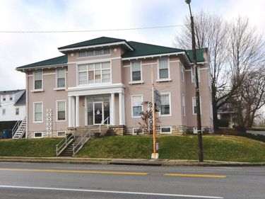 202 S College Street, Harrodsburg, KY 40330