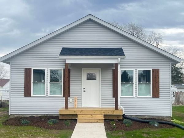 307 White Street , Mccausland, IA 52758