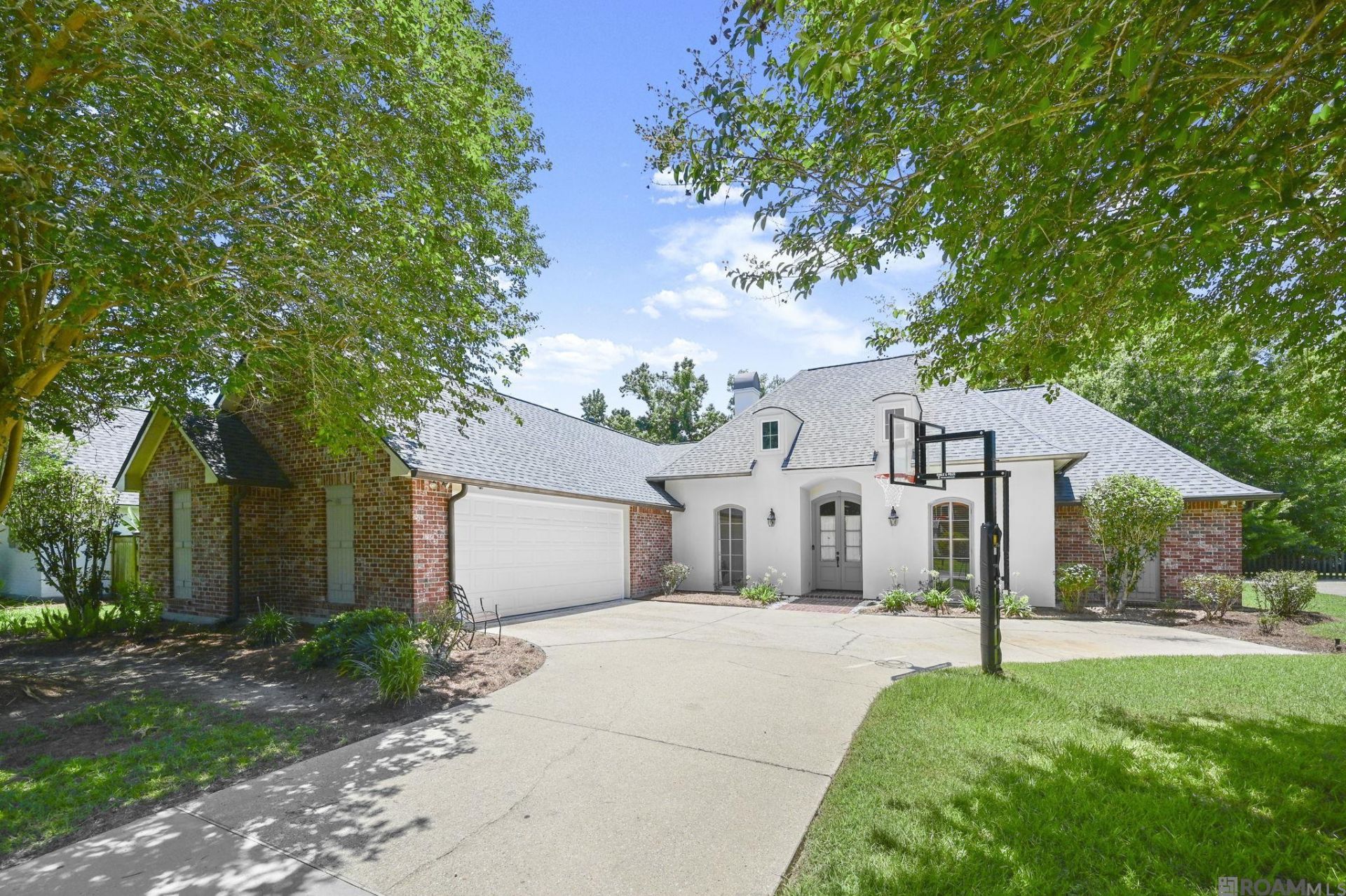 6042 Riverbrook Dr, Baton Rouge, LA 70820 Main Photo