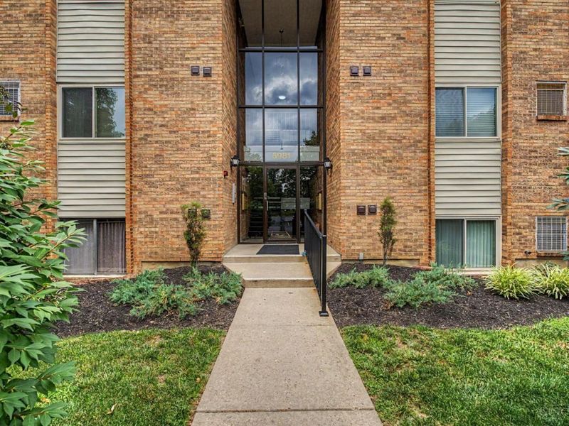 5981 Meadowcreek Drive, Unit 8, Miami Twp, OH 45150 Photo 2