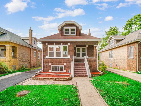1426 S 10th Avenue , Maywood, IL 60153