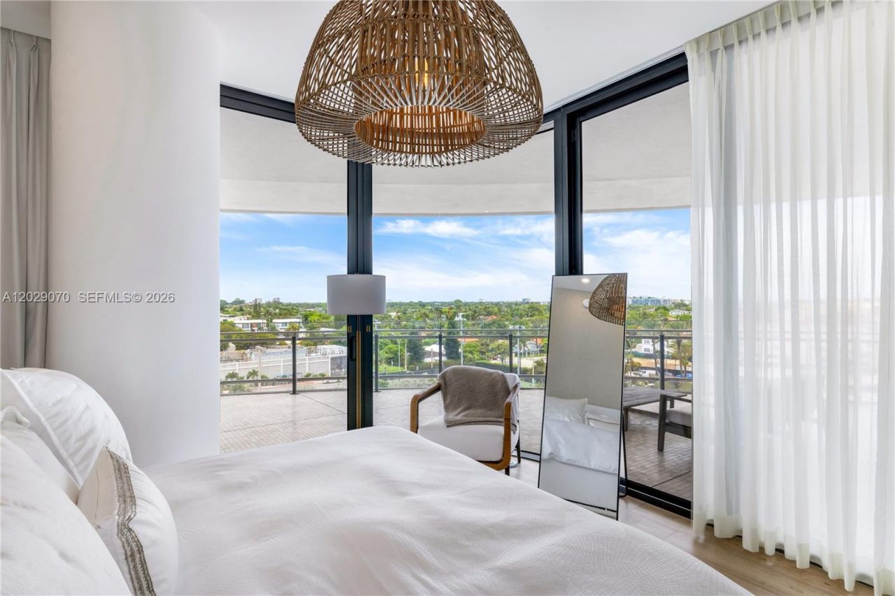 8701 Collins Ave , Unit 605, Miami Beach, FL 33154 Photo
